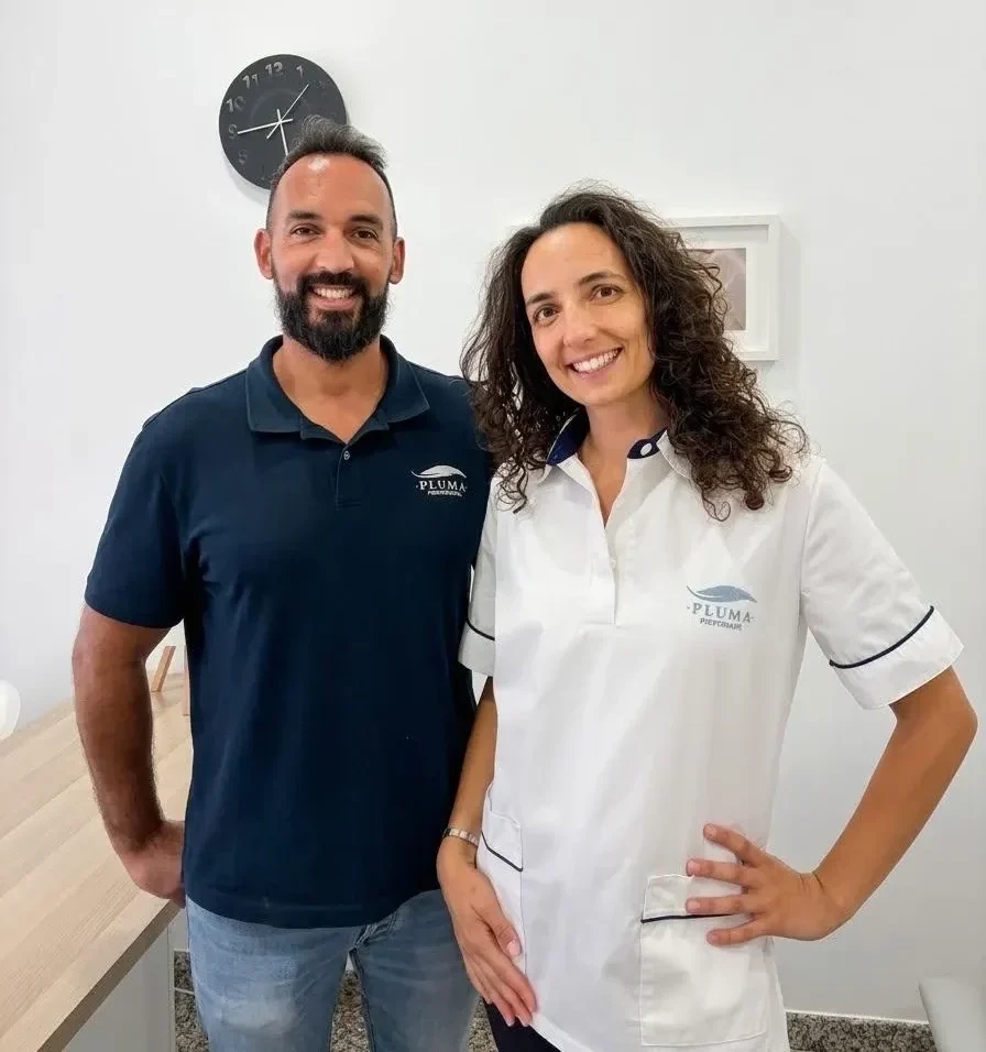 Fisioterapeuta e fisioterapeuta da Pluma Fisioterapia sorridentes