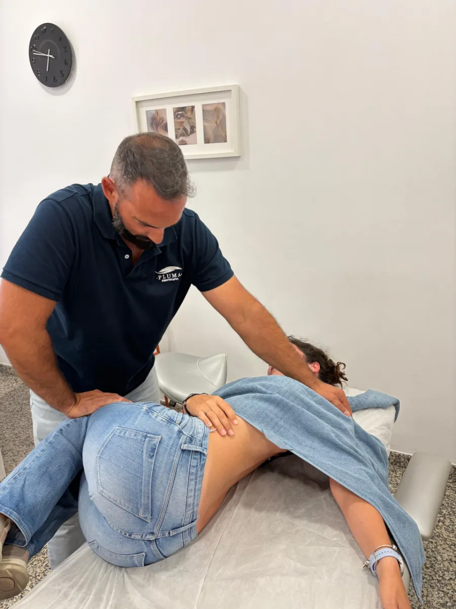 Fisioterapeuta a realizar alongamento com utente