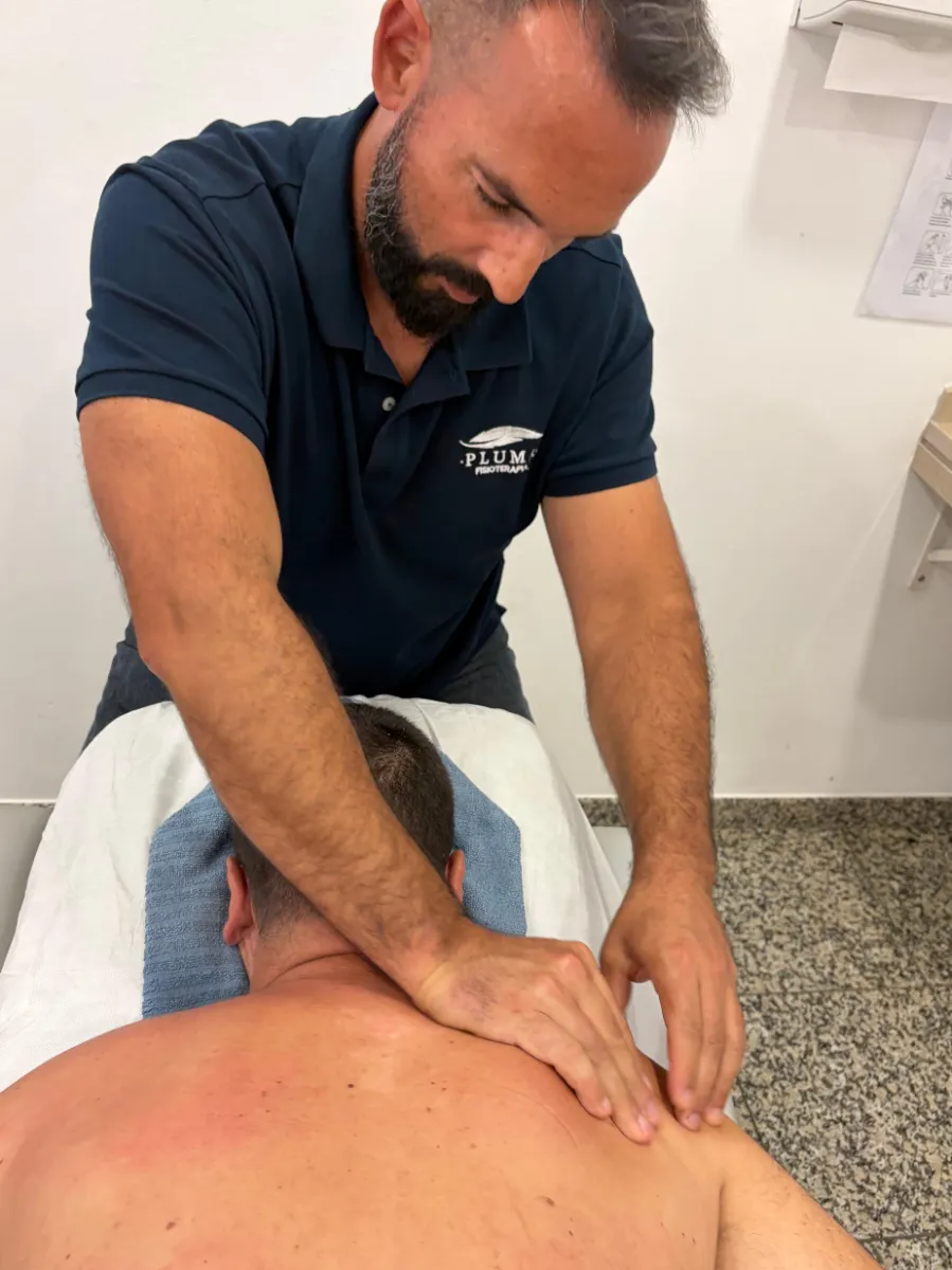 Fisioterapeuta a tratar ombro de utente